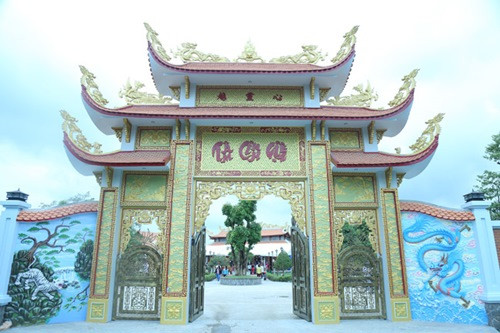 Cửa được đúc đồng. Toàn bộ cổng được xây dựng chắc chắn với những chạm trổ tinh xảo.