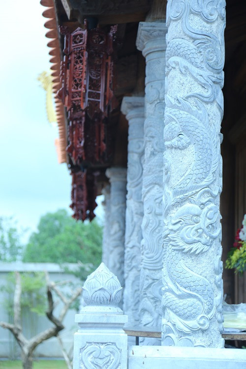 Những hàng cột chạy dọc hành lang bằng đá điêu khắc hình búp sen. Những nghệ nhân chạm trổ tinh xảo từng đường nét trên các cây cột có đường kính hơn 30m bên ngoài nhà thờ.
