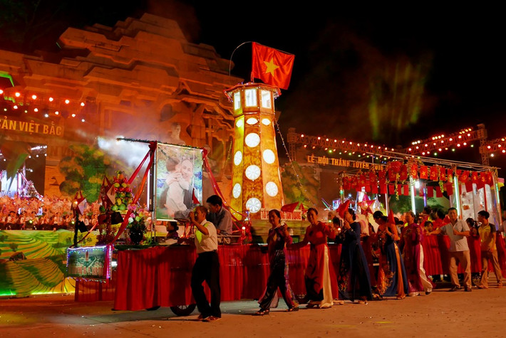 Hình tượng cột cờ Hà Nội do bà con tổ dân phố 16, phường Tân Quang thiết kế và diễu hành.