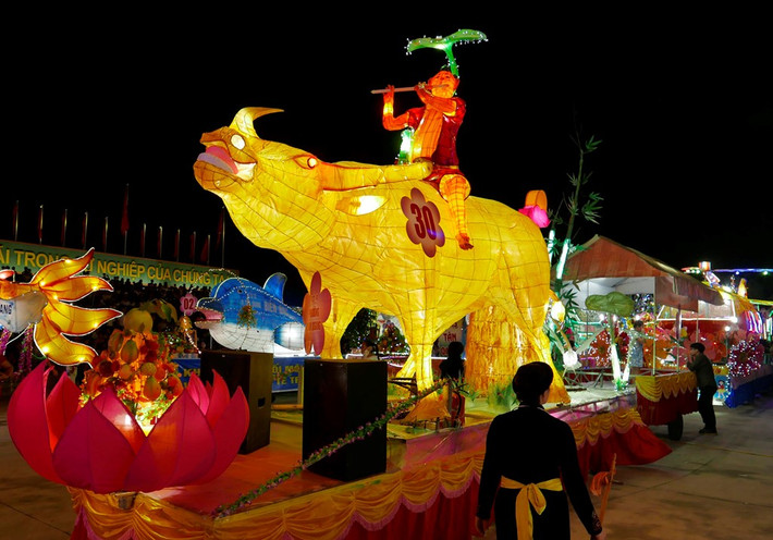 Bắt đầu từ năm 2004, Tuyên Quang thường xuyên tổ chức sự kiện này mỗi dịp Tết Trung thu cho trẻ em. Hình ảnh cậu bé thổi sáo chăn trâu như trong tranh Đông Hồ được khắc họa qua mô hình đèn lồng.