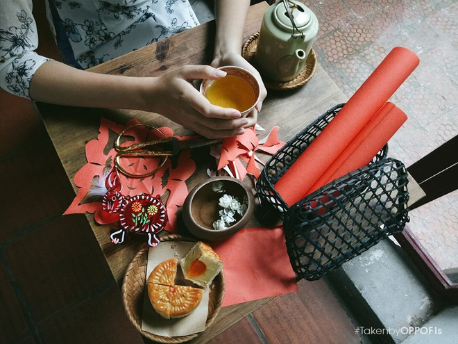 Cái thi vị ngày thu còn được nhâm nhi qua những ngụm trà sen rồi cắn miếng bánh trung thu đậu xanh trứng muối bùi bùi. Chỉ cần ngồi yên, sự bình dị sẽ tự tìm đến.
