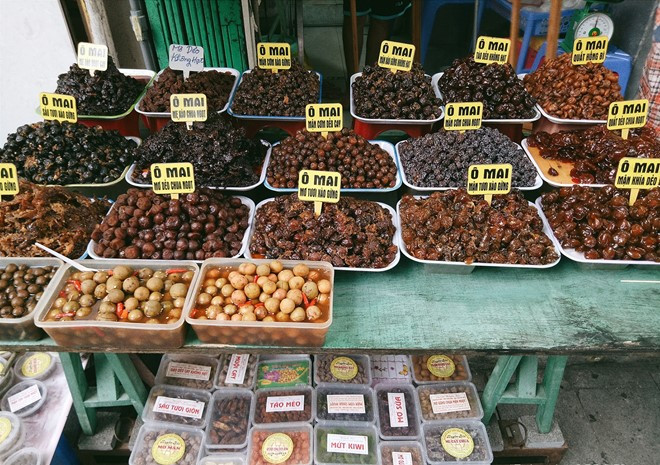 Vào mùa thua, sấu chín, ô mai sấu dầm đúng vị chỉ được bày bán trong độ chục ngày. Miếng sấu thấm muối ớt, vừa chua lại ngọt, mặn vừa đủ mà cũng cay the the. Thức quà này đơn giản mà dễ gây nghiện. Qua thu, chỉ còn lại những món đồ công nghiệp, không còn cái cảm giác tròn vị, ngửi mùi là thấy nước bọt ứa ra.