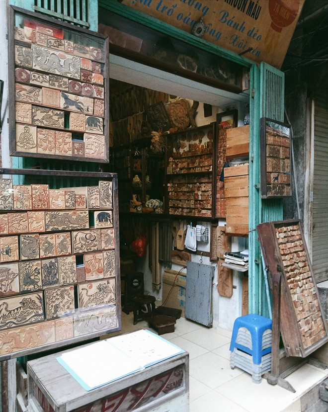 Nếu băn khoăn chưa chọn được một món quà đặc trưng cho mùa đẹp nhất trong năm của Hà Nội, du khách có thể đến với các cửa hàng trong ngõ Tạ Hiền để mua một con dấu gỗ mộc mạc về làm quà.