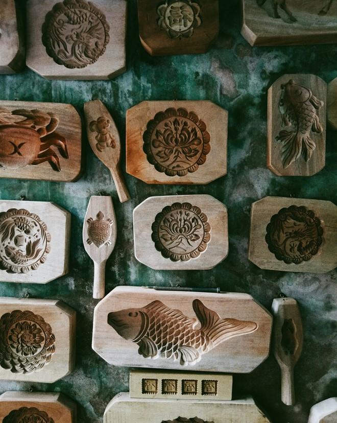 Cũng là mùa Tết đoàn viên, các hàng quán sôi động với muôn ngàn thức bánh. Dù hình thức chế biến công nghiệp đang phổ biến, nhưng miếng bánh ngon đúng điệu vẫn sử dụng khuôn gỗ truyền thống. Các khuôn này chứa đựng biết bao ký ức của người Hà Nội trong mùa thu với những hoa văn chạm khắc cầu kỳ như con cá, con heo, hoa lá.