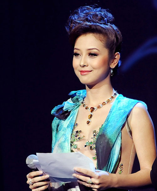 Kể từ khi kết hôn với Quang Dũng, tên tuổi của Jennifer Phạm cũng nhanh chóng "lên như diều gặp gió" và mọi người biết đến cô nhiều hơn. Để được mệnh danh là mỹ nhân đa tài của showbiz Việt, bên cạnh đóng phim, cô còn nổi tiếng với vai trò MC. Bà mẹ hai con từng là chủ xị của nhiều sân khấu hoành tráng như Chung kết Hoa hậu Thế giới người Việt năm 2010, Hoa hậu Việt Nam 2014, The Voice Kids... Nhiều người trong giới nhận xét, Hoa hậu Jennifer Phạm có kinh nghiệm dẫn dắt các cuộc thi. Bản thân cô là Hoa hậu nên có nhan sắc bắt mắt, giọng nói, thần thái và khả năng tiếng Anh phù hợp với tiêu chí của nhiều chương trình.