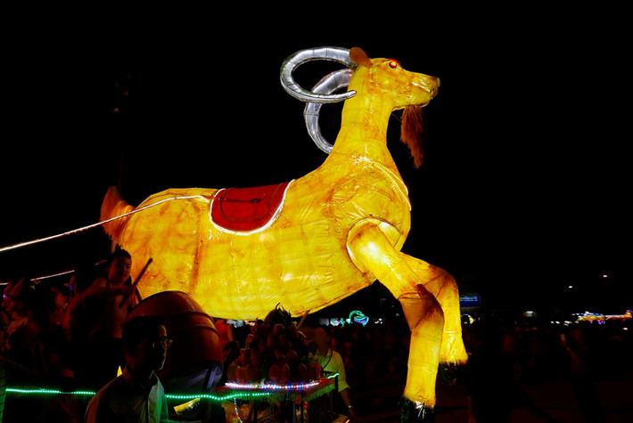 Nhân dân tổ 6, phường Minh Xuân diễu hành và trưng bày mô hình con dê kéo xe.
