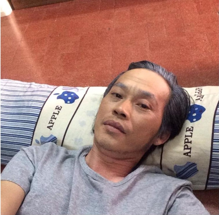“Dừ” hơn so với tuổi: Hiếm ai nghĩ rằng Sáu Bảnh năm nay mới 47 tuổi. So sánh với sao bằng tuổi như Lý Hải hay hơn tuổi như Chí Tài có thể thấy rõ Hoài Linh trông “dừ” hơn khá nhiều.