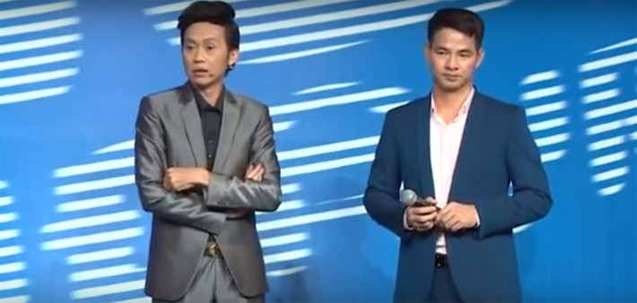 Quá gầy: Hoài Linh gầy guộc là điều mà ai cũng biết. Mỗi lần xuất hiện trên truyền hình, người đàn ông với body “mỏng như tờ” khiến không ít người hâm mộ phải thương. Đặc biệt, những ngày gần đây khi phải lo lắng cho công trình nhà thờ Tổ, hình ảnh Hoài Linh mệt mỏi, gầy guộc lau dọn, cúng bái gây xúc động.