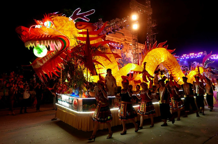 Tối các ngày 12-13/9, hai bên đường Bình Thuận, đại lộ Tân Trào, Quang Trung... du khách từ khắp nơi đổ về đứng chật kín đón xem, quay phim, chụp ảnh những mô hình đèn Trung thu độc đáo.