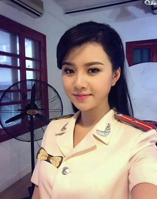 Trên mạng xã hội xôn xao ảnh hot nữ cảnh sát đẹp như Cô Long khiến nhiều chàng trai mê mẩn.