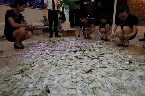 Để kiểm đếm số tiền trên, các nhân viên của công ty đã phải đổ bao tải tiền ra sàn nhà. Sau đó, kiểm đếm từng đồng để có kết quả chính xác nhất, lực lượng bảo vệ được huy động để bảo vệ hiện trường.