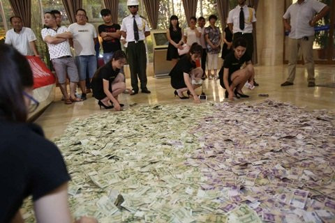 Các tờ tiền trong bao tải đều là mệnh giá nhỏ 1 và 5 nhân dân tệ. Qua kiểm đếm, số tiền cặp vợ chồng nói trên đưa đến là 30.000 nhân dân tệ (khoảng hơn 100 triệu đồng).