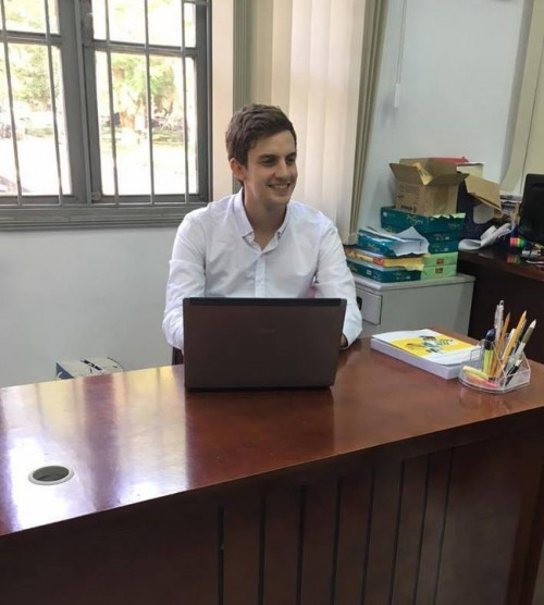 Danh tính của thầy giáo điển trai này cũng được nhiều người tìm thấy. Được biết, thầy giáo này có tên Luke Holmes, sinh năm 1991, hiện đang là giảng viên tiếng Anh tại Học viện Ngân hàng, ngoài ra thầy còn tham gia giảng dạy tại Học viện Ngoại giao.