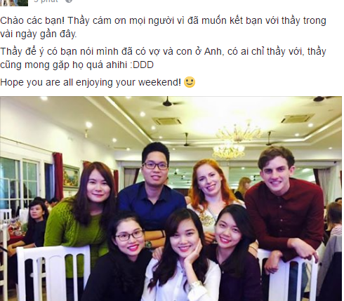 Thầy giáo sở hữu chiều cao 1,97m và có nụ cười khiến bất cứ ai lần đầu nhìn cũng phải “mê mệt”. Trên trang cá nhân của mình, thầy giáo này còn rất thân thiện khi viết những dòng status bằng tiếng Việt: “Chào các bạn! Thầy cám ơn mọi người vì đã muốn kết bạn với thầy trong vài ngày gần đây.