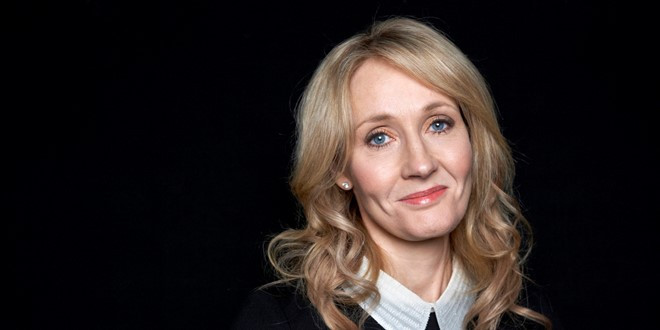 J.K. Rowling nghĩ ra ý tưởng cho bộ truyện Harry Potter trên một chuyến tàu: Rowling mới 25 tuổi khi nghĩ ra ý tưởng về bộ truyện Harry Potter trên một chuyến tàu trễ 4 tiếng vào năm 1990. Cô bắt đầu viết cuốn đầu tiên vào tối hôm đó nhưng phải mất nhiều năm sau mới có thể thực sự hoàn thành. Khi ấy, người phụ nữ này là thư ký trong văn phòng của Tổ chức Ân xá Quốc tế tại thủ đô London và bị sa thải vì mơ mộng quá nhiều về Harry Potter. Trong thời gian đó, cô kết hôn, sinh một bé gái và sau đó ly dị. Rowling bị chẩn đoán mắc bệnh trầm cảm lâm sàng trước khi kết thúc tập cuối cùng của bộ truyện vào năm 1995. Năm 1997, Harry Potter được xuất bản.
