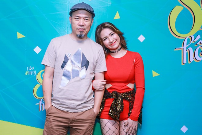 Huy Tuấn là người phát hiện ra tài năng của Hòa Minzy từ Học viện ngôi sao mùa đầu tiên. Tuy nhiên, nhạc sĩ từng từ chối nhiều lời xin giúp đỡ từ giọng ca trẻ này vì cho rằng cô chưa tập trung vào con đường nghệ thuật một cách nghiêm túc mà dính nhiều ồn ào. Tuy nhiên, lần này anh đã gật đầu đồng ý vì nhận ra cô có khát khao "làm lại từ đầu".