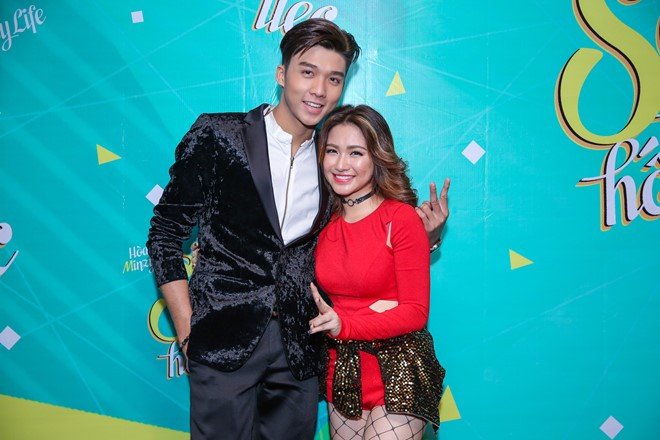 MV do đạo diễn Đinh Hà Uyên Thư thực hiện. Trong đó, Hòa Minzy thể hiện hình ảnh gợi cảm cùng khả năng vũ đạo. Ngoài ra, cô cũng có nụ hôn màn ảnh đầu đời với bạn diễn.