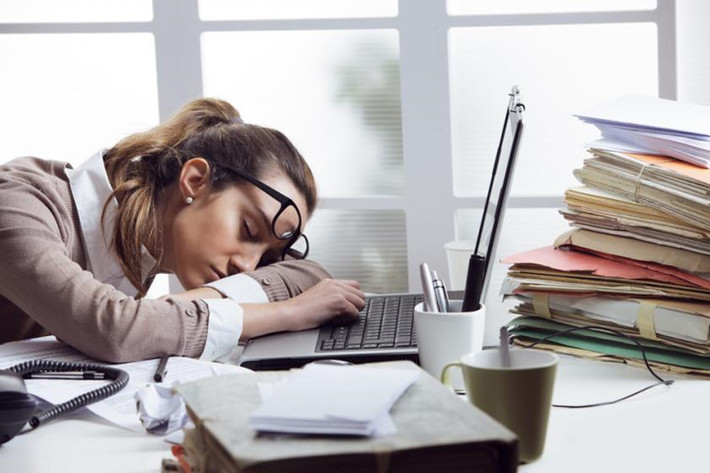Làm công việc mà bạn ghét: Điều này không chỉ khiến bạn cảm thấy căng thẳng và chán chường mà còn lãng phí tài năng của bạn. Hãy mạnh mẽ bước theo đam mê của mình bởi chỉ khi ấy bạn mới làm tốt công việc của mình và tận hưởng niềm hạnh phúc khi được làm điều mình muốn.