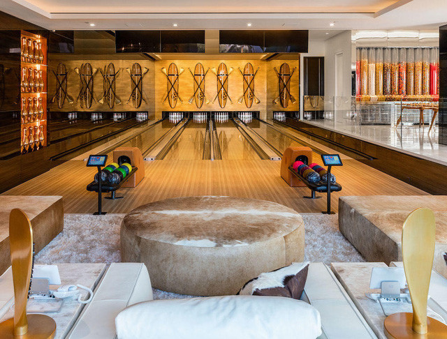 Siêu biệt thự phòng chơi bowling, rạp chiếu phim, hầm chứa rượu và phòng tập gym được trang bị nhiều thiết bị hiện đại