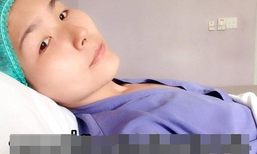 Trên trang thông tin Thái Lan chia sẻ hình ảnh quá trình bơm ngực tại nhà của nữ sinh 19 tuổi, thu hút sự quan tâm từ cộng đồng mạng.