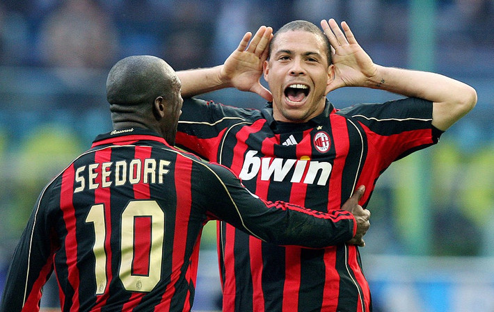 3. Clarence Seedorf: Mùa hè năm 2002, Ronaldo quyết rời Inter để đến Real Madrid với giá chuyển nhượng 46 triệu euro bất chấp lời hăm dọa của cô vợ Milene: “Anh rời Milan, tôi sẽ ngủ với đồng đội của anh”. Và người đồng đội đó là… Seedorf. Mối quan hệ giữa Seesorf và Milene bắt đầu từ mùa hè 2001. Tới tháng 4/2003, sau 2 năm, Ronaldo mới phát hiện ra bê bối của vợ mình và đồng đội cũ Seedorf. Cuộc hôn nhân chấm dứt ngay lập tức. Ronaldo chẳng thiếu gái đẹp vây quanh, nhưng đến giờ, anh vẫn căm Seedorf tới tận xương tủy.