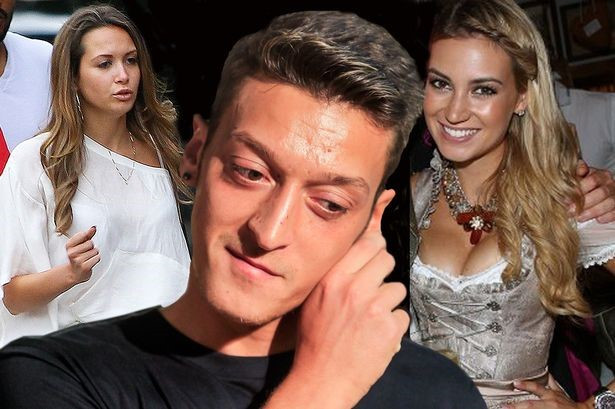 4. Mesut Oezil: Theo tờ Bild (Đức), vào năm 2014, Oezil lừa dối bạn gái, ca sĩ nhạc pop Mandy Capristo để quan hệ tình ái với Melanie Rickinger, người tình của cựu hậu vệ Bayern, Christian Lell. Trong cuộc phỏng vấn với Bild, Lell tố cáo rằng khi anh và Rickinger vẫn còn nồng ấm, Oezil đã chen ngang mối quan hệ này. Cựu cầu thủ Bayern cho biết anh đọc được những tin nhắn tán tỉnh mùi mẫn của Oezil trên điện thoại của cô bạn gái. Hệ quả, Lell bị tạm giam vì bị người tình cũ tố cáo “đánh cắp dữ liệu”.