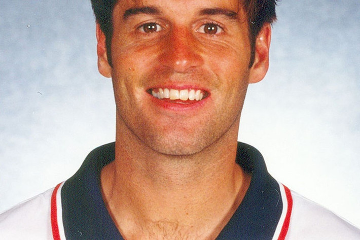 8. John Harkes: Ngay trước thềm World Cup 1998, HLV tuyển Mỹ khi đó là ông Steve Sampson đuổi thẳng cổ đội trưởng John Harkes về nhà. HLV Steve chỉ tiết lộ lý do chung chung là “vấn đề quản lý đội ngũ”. Thời bấy giờ, John Harkes cực kỳ được trọng vọng, người hâm mộ tặng ông biệt danh “đội trưởng suốt đời”. Sau đó ít lâu, sự thật được hé lộ: John có quan hệ bất chính với vợ của đồng đội Eric Wynalda. Ngay lập tức, vụ việc vỡ lở đã làm cặp vợ chồng Eric đi đến quyết định chia tay.