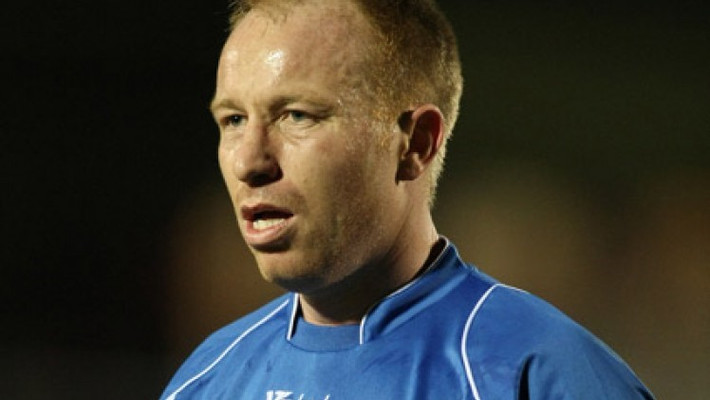 7. Paul Terry (em trai John Terry): Vụ việc đáng buồn nhất trong danh sách này là trường hợp Paul Terry (anh trai của John Terry) cướp hôn thê của thủ môn Dale Roberts. Hai người thi đấu chung đội Rushden & Diamonds. Ít lâu sau khi scandal tình ái được đưa ra ánh sáng, nạn nhân Dale Roberts đã tự sát.