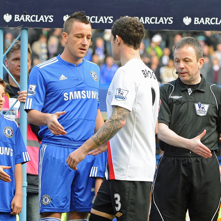2. John Terry: Đây là bê bối đình đám nổi bật hàng đầu làng bóng đá thế giới, còn được gọi là Terrygate. Việc John Terry ngủ với Vanessa Perroncel, cô bạn gái bốc lửa của người bạn thân Wayne Bridge nổ ra đầu năm 2010 không chỉ ảnh hưởng tới tình đồng đội, tình bạn thân thiết của Terry và Bridge mà nó còn ảnh hưởng tới cả ĐT Anh ở VCK World Cup 2010. Sau bê bối này, Bridge từ giã đội tuyển Anh, Terry cũng bị tước luôn băng thủ quân tuyển quốc gia, đồng thời bị người hâm mộ tẩy chay mạnh mẽ. Gia đình trung vệ này cũng suýt đổ vỡ.