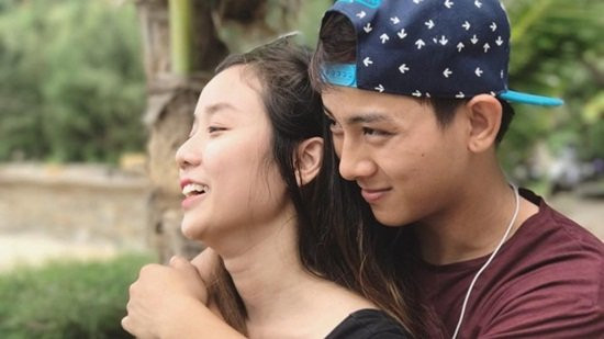 Con trai nuôi của Hoài Linh chia sẻ lý do anh chọn yêu cháu gái của Quốc Bảo trên trang cá nhân: “Anh yêu em không phải vì em đẹp hay em xinh, mà vì do cả 2 thứ đó em đều có. Em còn nhiều hơn thế...”.