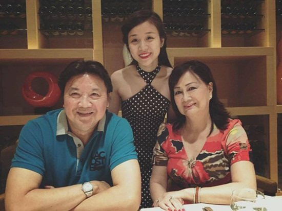 Lư Bảo Hoàng Ngọc năm nay 19 tuổi, bố của cô là con trai cả của danh hài Bảo Quốc. Bảo Ngọc có ngoại hình xinh xắn và đáng yêu. Cô cũng từng góp mặt trong nhiều MV ca nhạc của các ca sĩ nổi tiếng, trong đó có MV Chuyện tình online của Đàm Vĩnh Hưng.