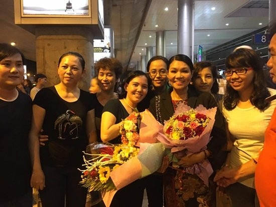 Nghệ sĩ cải lương Ngọc Huyền - ngôi sao cải lương của thập niên 1990 đã trở về nước sau 14 năm định cư ở hải ngoại. Nhiều người thân, fan hâm mộ đã đến sân bay Tân Sơn Nhất để đón nữ nghệ sĩ. Họ hạnh phúc khi được gặp gỡ lại giọng ca nổi tiếng năm xưa và chia sẻ hình ảnh chụp cùng Ngọc Huyền trên mạng xã hội.