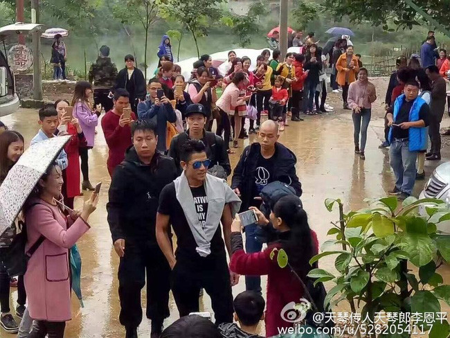 Không chỉ có sự xuất hiện của "nam thần" có vẻ đẹp không tuổi Lâm Chí Dĩnh, ê kíp này còn hội ngộ cả "thiên vương Hồng Kông" Quách Phú Thành.