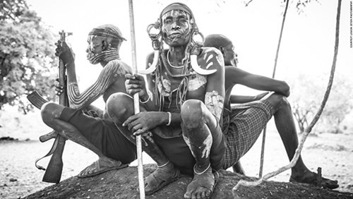 Một người đàn ông thuộc bộ lạc Mursi.