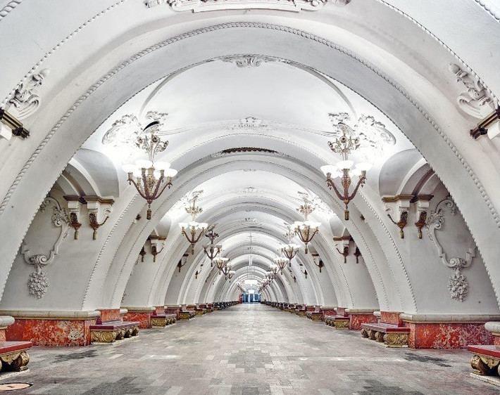Ga Arbatskaya: Nhiếp ảnh gia David Burdeny đã dành thời gian chụp lại những ga tàu điện ngầm lộng lẫy nhất ở các thành phố lớn của Nga như Moscow và St. Peterburg. Trong đó, ga Arbatskaya được sơn trắng với phần chân tường đỏ nổi bật, các chùm đèn thắp sáng duyên dáng.