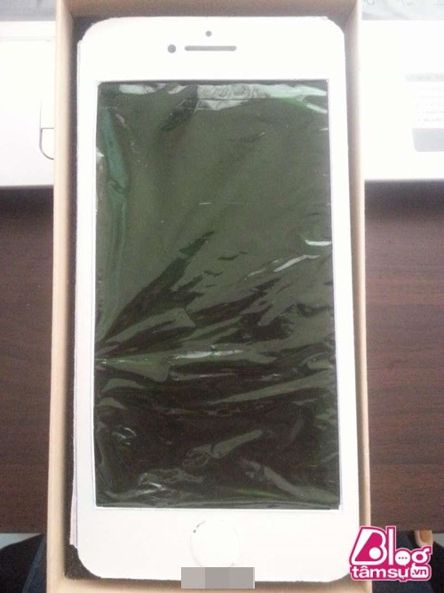 Đây là mặt ngoài của món quà sinh nhật là chiếc Iphone này.