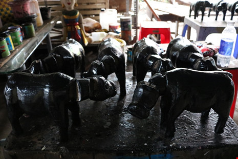 Một con rối là người nông dân đi bắt ếch được ông làm tỉ mỉ đến từng lưỡi câu, thức ăn để câu ếch...