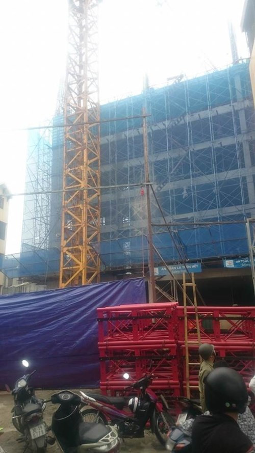 Theo thông tin ban đầu, khi các công nhân đang đổ bê tông tầng 6 toà nhà kể trên, thì bất ngờ phần bê tông đổ sập kéo theo giàn giáo rơi xuống.