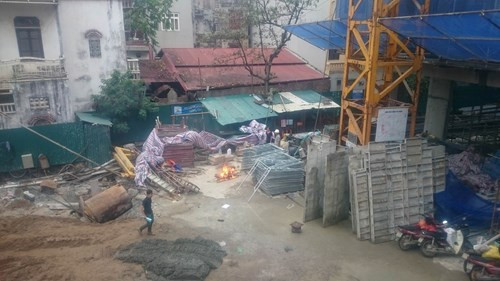 Hai nạn nhân rơi xuống tầng 1 tử vong, 4 người khác bị thương. Được biết, hai nạn nhân tử vong đều là công nhân thuộc nhóm đổ bê tông, trong đó một người 53 tuổi và một người 28 tuổi.