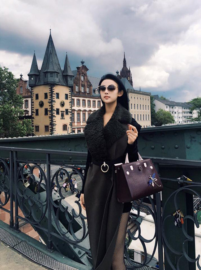 Cô nàng tự mình kinh doanh thời trang và mỹ phẩm. Ngoài ra, Huyền Baby còn giúp đỡ chồng quản lý chuỗi khách sạn nổi tiếng Sài thành.