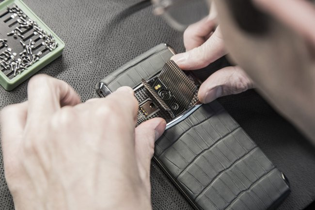 Đồng thời, dịch vụ trợ giúp đặc biệt của Vertu hoạt động rất tốt. Chỉ cần nhấn nút màu đỏ ở cạnh bên của điện thoại, chủ sở hữu sẽ được kết nối trực tiếp với một điện thoại viên của Vertu để được hỗ trợ thêm thông tin hoặc gián tiếp thực hiện yêu cầu (ví dụ như đặt trước phòng khách sạn hoặc vé máy bay).