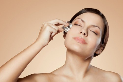 5. Sử dụng đá lạnh Cuối cùng, bạn sử dụng đá lạnh được bọc trong 1 miếng vải mỏng chà nhẹ nhàng lên da, đặc biệt là vùng có lỗ chân lông to nhé! Đá lạnh có tác dụng se khít lỗ chân lông, giúp da săn chắc và mịn màng hơn.