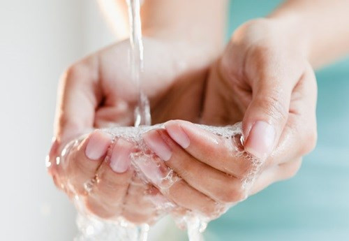 1. Rửa tay sạch Bạn biết đấy, một ngày bàn tay của chúng ta phải tiếp xúc với rất nhiều vi khuẩn khác nhau. Vì thế, để tránh làm da trở nên tồi tệ hơn, bạn nên rửa tay thật sạch trước khi tiến hành chăm sóc da nhé!