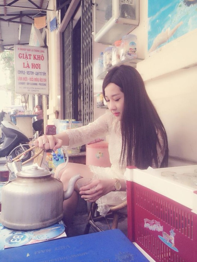 Hot girl bán trà đá Hà Nội: Cô gái có nickname Baby Trần làm “chao đảo” dân mạng và được gọi “Hot girl bán trà đá Hà Nội”. Hot girl trà đá (Baby Trần) là người Hà Nội gốc, năm 16 tuổi, cô chuyển vào Sài Gòn sống với gia đình. Được biết hot girl trà đá học Đại học Lao động xã hội ở Sài Gòn. Tuy nhiên, mới đây cô đã chuyển ra Hà Nội sinh sống. Hiện Baby Trần đang mở một cửa hàng kinh doanh tại phố cổ Hà Nội. Facebook của cô bạn hiện có hơn 13 ngàn người theo dõi.