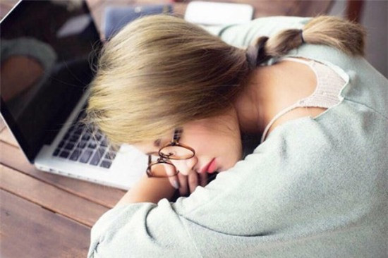 Cô nàng “ngủ gật” xinh như Tây Thi: Bức hình cô gái “ngủ gật” được một bạn nam chụp lại khi xuống căng tin của trường:“Ôi ,cả đời em chưa từng gặp người con gái nào mà ngủ tít thò lò lại có thể đẹp tuyệt trần như Tây Thi tái thế. Sẵn tiện theo máy ảnh nên em đứng gần bắn luôn một kiểu. Xin nhờ fanpage đăng cho giúp cho em để xin link Facebook bạn ấy với”.
