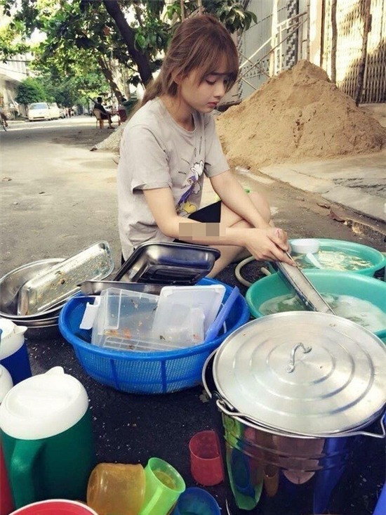 Cô nàng rửa bát xinh đẹp hút nghìn like: Cô gái có gương mặt nhỏ nhắn với mái tóc màu vàng và trang phục giản dị đang chăm chú rửa xoong nồi, bát đĩa. Vẻ đẹp của cô gái được nhiều bạn trẻ so sánh với nữ diễn viên xinh đẹp Scarlett Johanson.