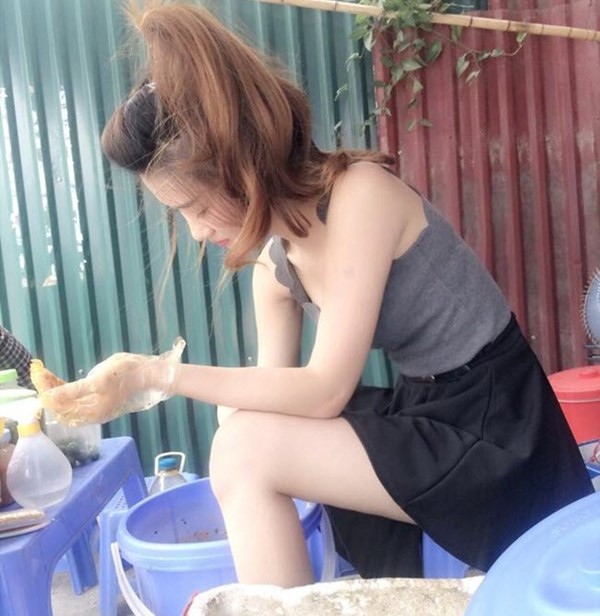 Hot girl bánh tráng trộn - Hà Nội: Sự nổi tiếng của Dương Linh Ly hiện tại vẫn là một nỗi niềm "băn khoăn" của rất nhiều cư dân mạng. Từ một bức ảnh lập lờ không rõ mặt, cô sinh viên trường ĐH Kinh doanh và Công nghệ mau chóng trở thành tâm điểm của mọi sự chú ý. Với nền tảng là sự nổi tiếng và vẻ đẹp thanh tú, nhẹ nhàng, cô gái trẻ sinh năm 1994 đã nhanh chóng trở thành địa chỉ tin cậy cho các đơn vị muốn làm hình ảnh, quảng cáo.