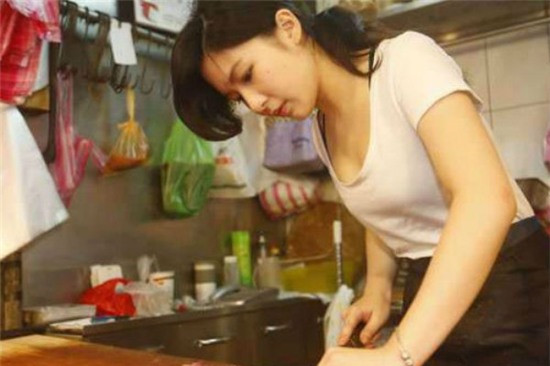“Công chúa thịt lợn” xinh như hot girl: Trương Thái Tiệp, một cô gái 25 tuổi (25 tuổi) đã trở nên nổi tiếng chỉ trong một đêm sau khi các bức ảnh của cô được đăng tải trên mạng. Với làn da trắng trẻo, vóc dáng thanh mảnh cùng gương mặt xinh xắn, cô gái bán thịt lợn ở khu chợ phía Đông Đài Bắc khiến nhiều người không khỏi rung động gọi cô với cái tên “công chúa thịt lợn”.