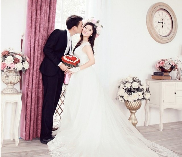 Nhưng rồi, cô gái người Thanh Hóa đã quyết định từ giã cuộc sống độc thân, bước lên xe hoa về nhà chồng, để lại rất nhiều tiếc nuối cho những anh chàng si mê. Cũng kể từ đó, cô gái sinh năm 1991 này gần như "mất tích" hoàn toàn trên mạng xã hội và ít được nhắc tới.