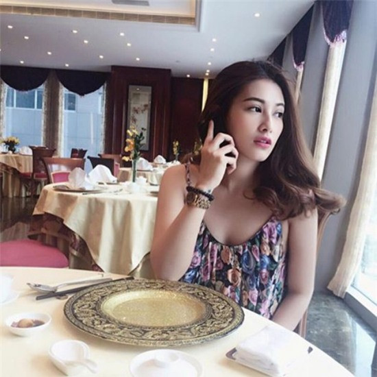 Hình ảnh cô gái có khuôn mặt thanh thoát, sắc sảo này ngay sau khi được chia sẻ lên mạng xã hội facebook đã thu hút sự chú ý của đông đảo cư dân mạng, đặc biệt là các chàng trai. Theo tìm hiểu, cô nàng xinh như Tây Thi này tên là Emmy Nguyễn (sinh năm 1991), cô là một “bông hồng lai”, mang ba dòng máu Việt – Thái – Úc.